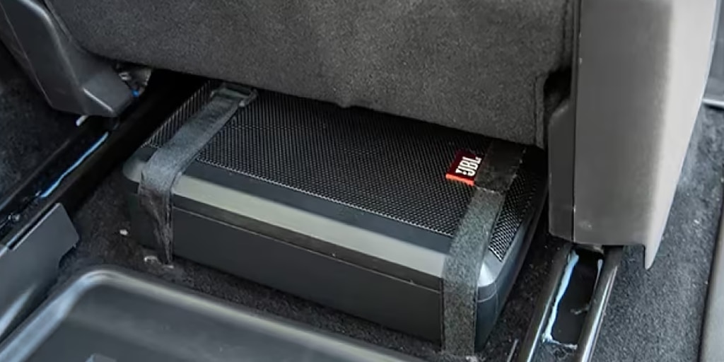 Subwoofer JBL instalado no porta-malas da Chevrolet Trailblazer oferecendo som de alta qualidade