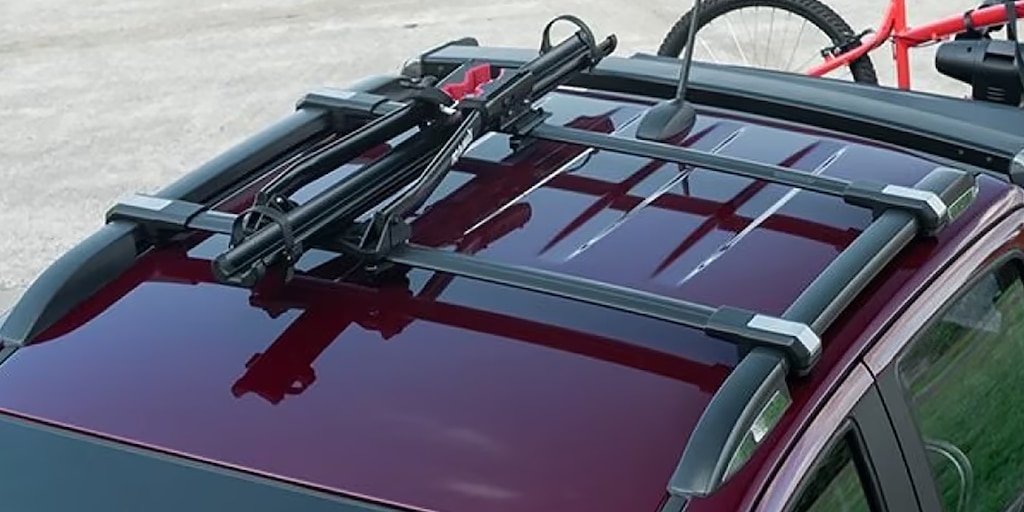 Suporte de bicicleta em alumínio instalado no teto da Chevrolet Trailblazer, ideal para transportar bikes com segurança