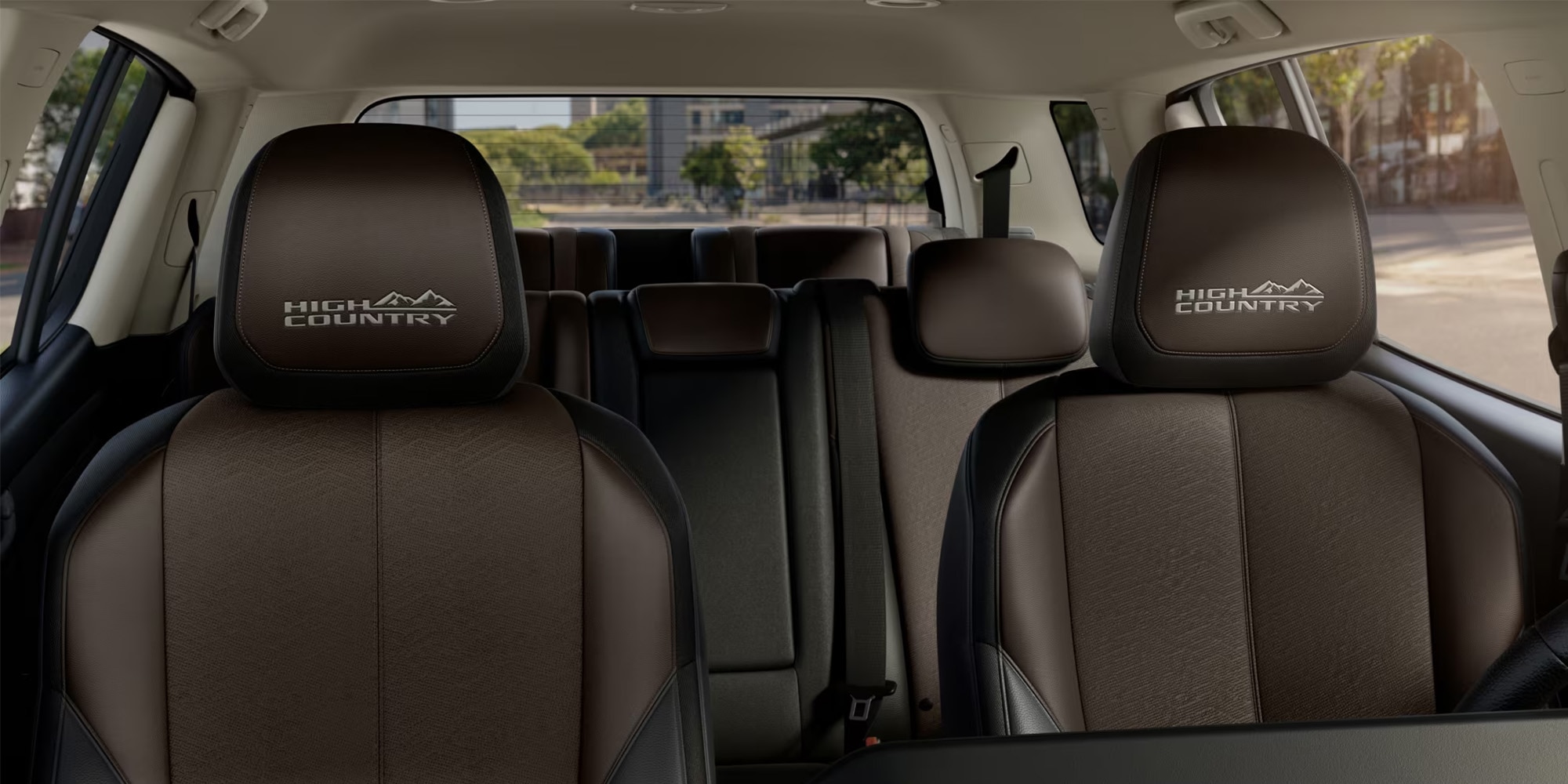 Bancos da Chevrolet Trailblazer High Country com acabamento premium e logotipo bordado