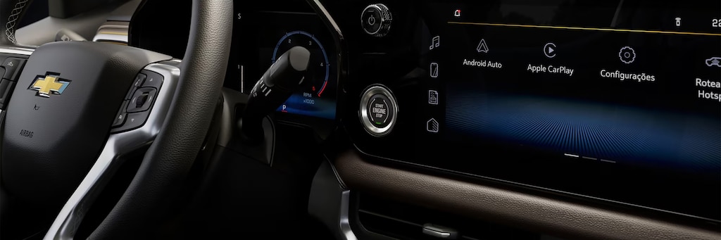 Interior da Chevrolet Trailblazer mostrando painel de controle digital com Android Auto, Apple CarPlay
